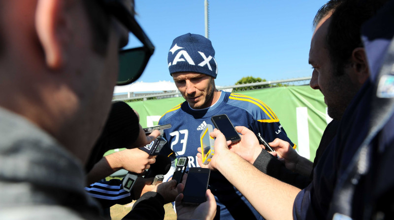 Deivids Bekhems žurnālistu ielenkumā 
Foto: Sipa/Scanpix