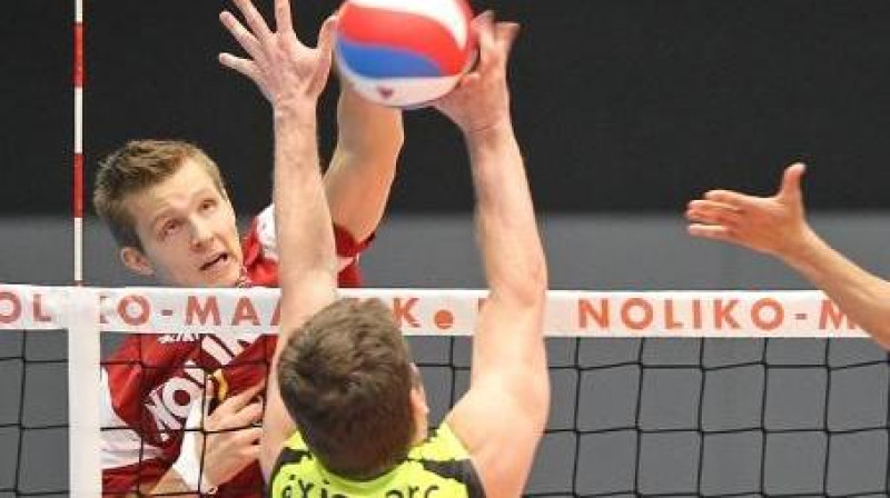 Hermans Egleskalns iejuties beļģu klubā "Noliko", šķērslis nav arī neierastas krāsas bumbas...
Foto: noliko-maaseik.com