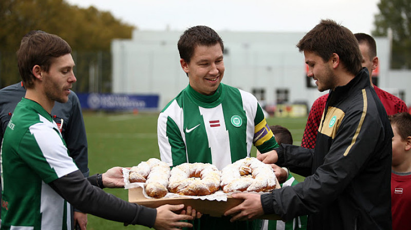 Ģirts Mihelsons un Adris Riherts apsveic komandas kapteini Marselu Vapni ar 100. spēles aizvadīšanu
Foto: fsmetta.lv