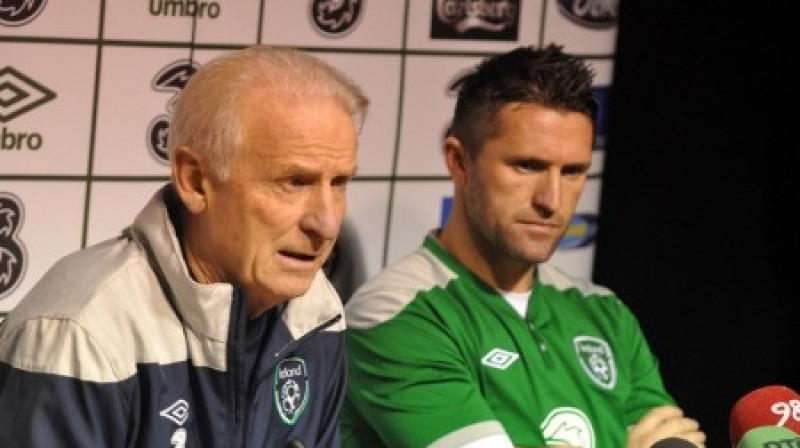 Slavenais Džovanni Trapatoni un visu laiku rezultatīvākais Īrijas izlases spēlētājs Robijs Kīns preses konferencē Tallinā
Foto: soccernet.ee