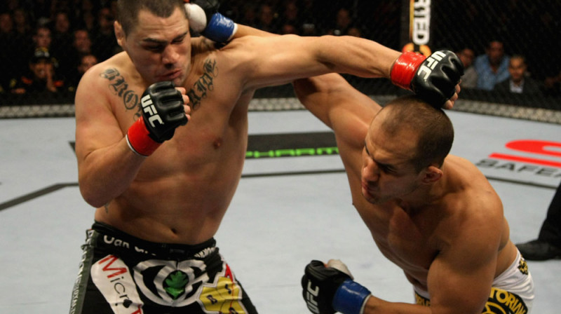 Keins Valeskēzs (pa kreisi) cīņa ar Junioru dos Santosu
Foto: ufc.com