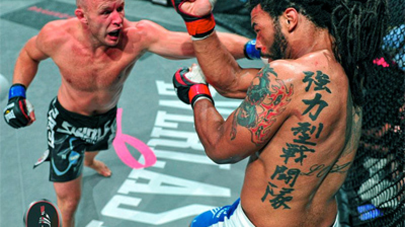 Aleksandrs Šlemenko presingo stūrī iedzīto Vitoru Vennu
Fpto: bellator.com