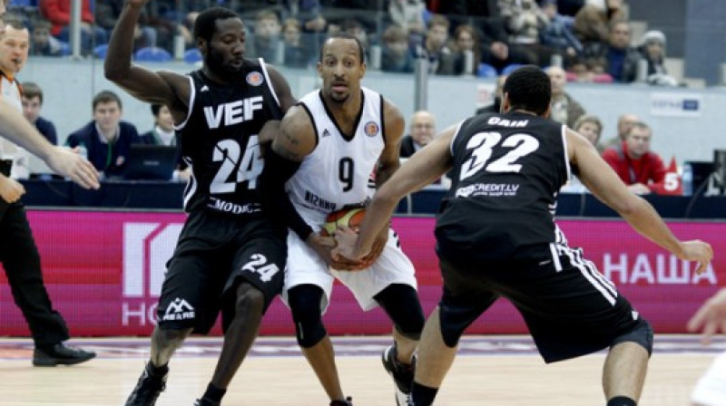 VEF Rīga aizsardzība pretiniekiem pagaidām ļauj pārāk lielu vaļu.
Foto: vtb-league.com