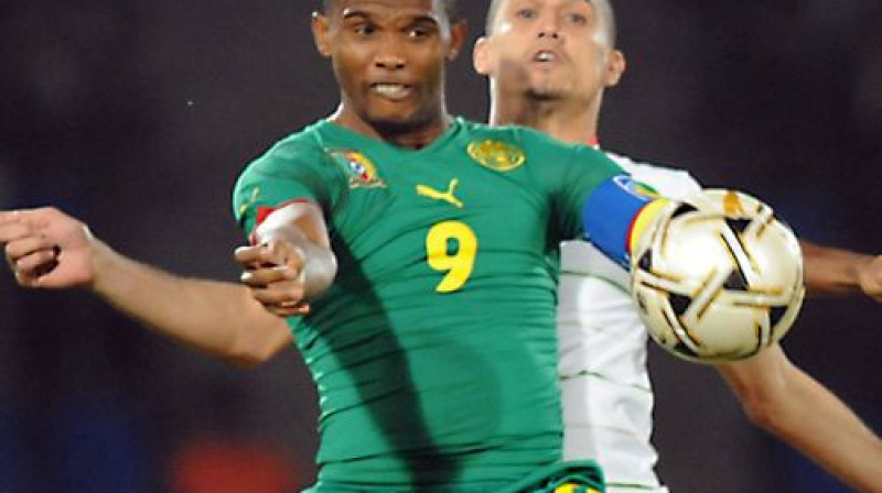 Samuels Eto'o (priekšplānā) cīņā ar marokāni Badru Elkaduri
Foto: AFP/Scanpix