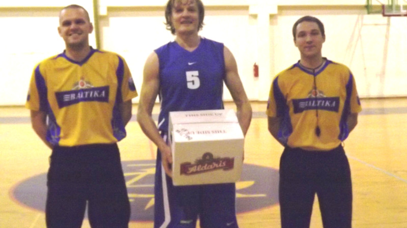 Dubultamatieru līgas elites grupas Oktobra spēlētājs Oskars Kalniņš (vidū).
Foto: basket.lv