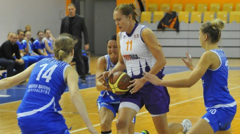 Karlīne Nīmane Daugavpilī iemeta 11 no 15 metieniem no spēles, guva 29 punktus, izcīnīja 11 atlēkušās bumbas un 5 reizes rezultatīvi piespēlēja
Foto: Romualds Vambuts, Sportacentrs.com