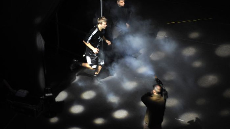 Šovs ap spēli ir atbalstāma iniciatīva, taču jāzina mērs un gaume...
Foto: Romāns Kokšarovs, Sporta Avīze