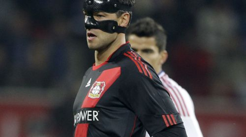 Mihaels Ballaks deguna traumas dēļ spēlē ar aizsargmasku
Foto: AP/Scanpix