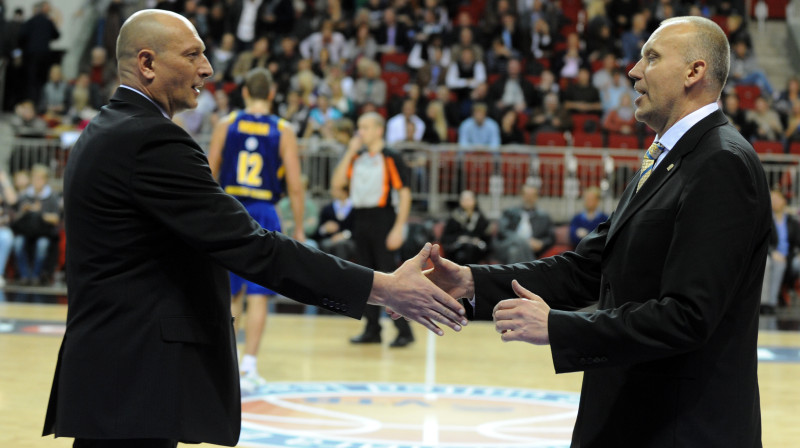 Rīgas VEF galvenais treneris Ramūns Butauts un Maskavas "Khimki" galvenais treneris Rims Kurtinaitis 
Foto: Romāns Kokšarovs, Sporta Avīze, f64