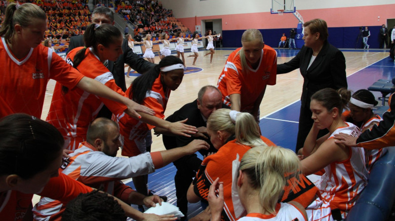 Anete Jēkabsone-Žogota un UGMK
Foto: www.basket.ugmk.com