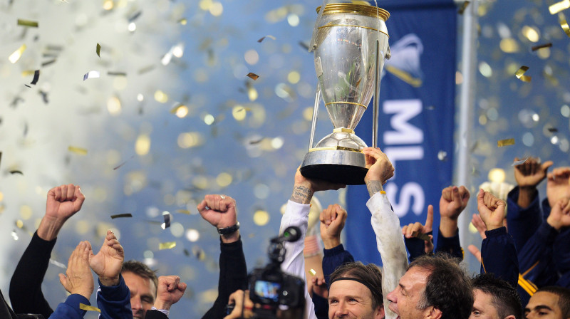 Deivids Bekhems, virs galvas paceļot MLS čempionu kausu
Foto: AFP/Scanpix