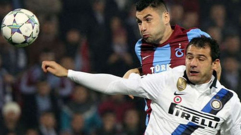 Buraks Jilmazs gaisa divcīņā ar Dejanu Stankoviču
Foto: AFP/Scanpix