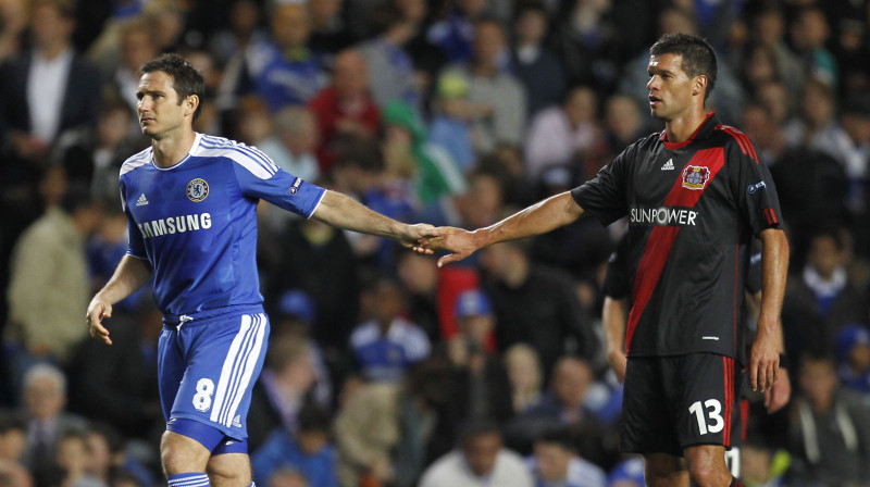 Bijušie komandas biedri tagad pretējās nometnēs - Frenks Lampards pret Mihaelu Ballaku. 
Foto: AFP/Scanpix
