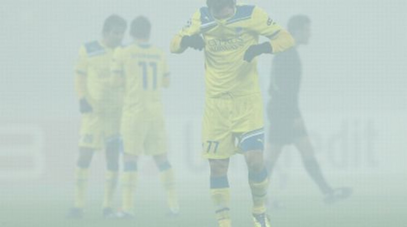 Galvenajam tiesnesim Fēliksam Briham līdzjutēju radīto dūmu dēļ pat vairākkārt nācās pārtraukt spēli
Foto: AP/Scanpix