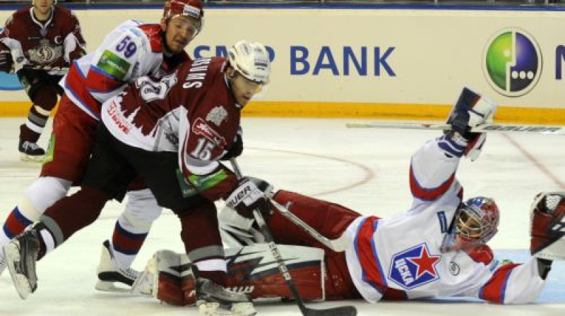 "Dinamo" labākais vārtu guvējs Mārtiņš Karsums CSKA vārtu priekšā
Foto: Romāns Kokšarovs, Sporta Avīze, f64
