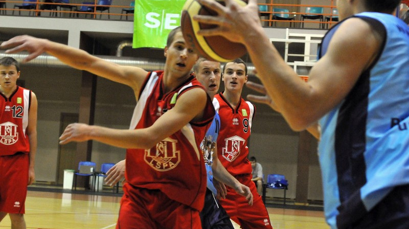 Vidū - BK VEF rezultatīvākais spēlētājs Guntars Strāķis (vidēji spēlē 17,3 punkti).
Foto: Romualds Vambuts, sportacentrs.com