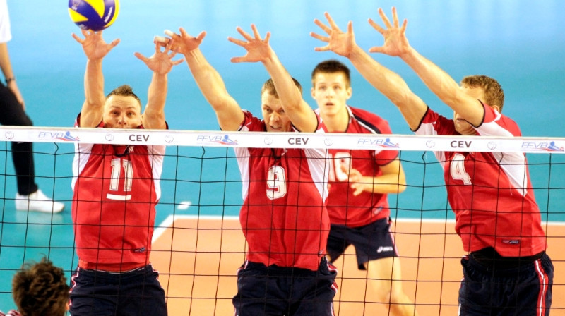 Latvijas izlases blokā Deniss Petrovs, Viktors Koržeņevičs un Jānis Šmēdiņš
Foto: cev.lu