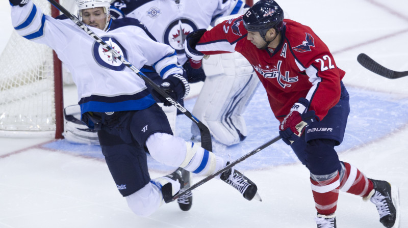 "Jets" aizsargs Rons Heinsijs pret "Capitals" uzbrucēju Maiku Knubli 
Foto: AP/Scanpix