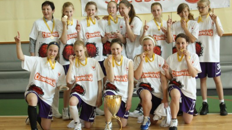 Rīdzenes meiteņu komandai pirmā vieta Swedbank LJBL U14 grupas turnīrā pavērusi ceļu uz Čempionu kausa izcīņu Maskavā.
Foto: basket.lv