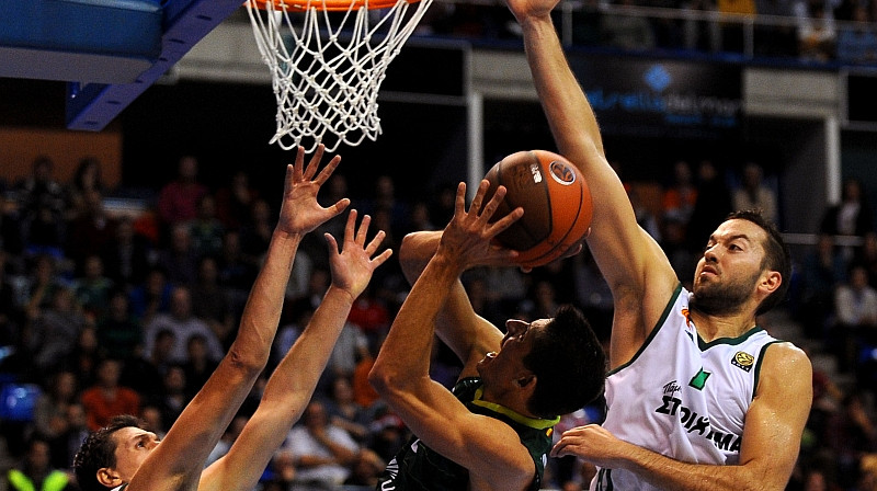 "Panathinaikos" spēlētāji Dimitris Diamantidis un Ians Vugoukass ielenc Kristapu Valteru
Foto: AFP/Scanpix