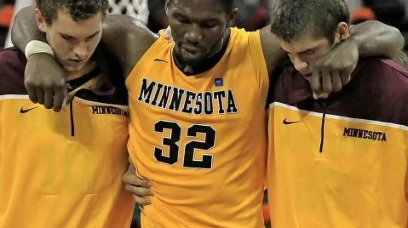 Oto Ošenieks ar komandas biedru palīdz Trevoram Mbakvem pamest laukumu
Foto: US Presswire