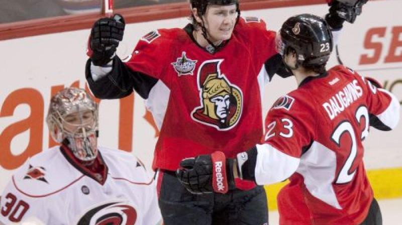 Zeks Smits un Kaspars Daugaviņš nupat apspēlējuši Kemu Vordu
Foto: AP/Scanpix