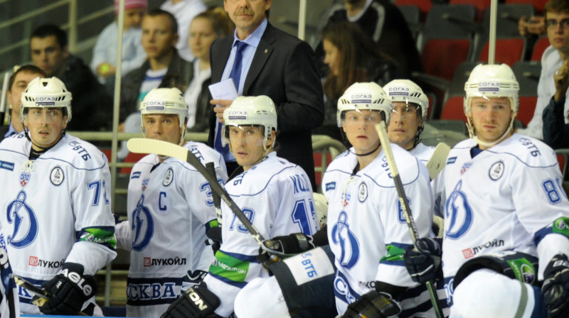 Oļegs Znaroks un Maskavas "Dynamo" noskatās uz Juliusa Šuplera un Maskavas CSKA priekiem par uzvaru 
Foto: Romāns Kokšarovs, Sporta Avīze, f64