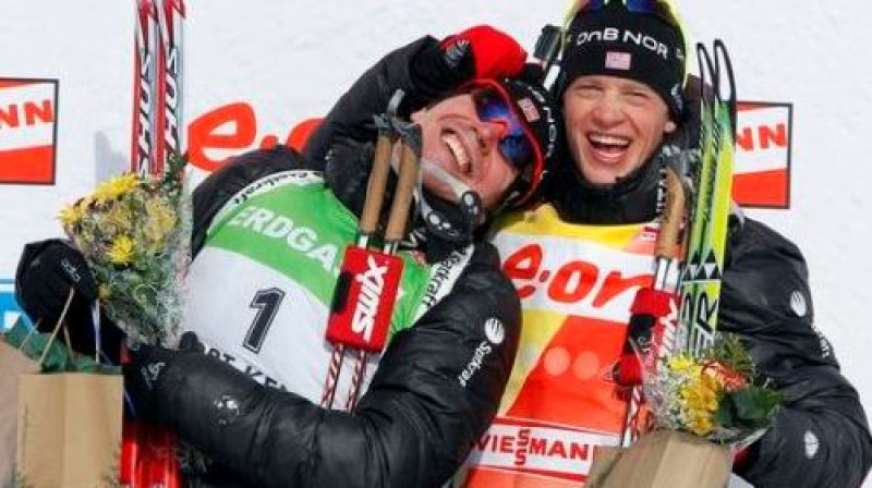 Emils Hegle Svensens un Tarjei Bo - lielākie konkurenti trasē un draugi dzīvē
Foto: AP/Scanpix