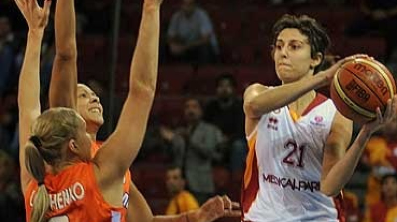 Alba Torrensa Eirolīgas spēlē Stambulā cīņā ar Kendisu Pārkeri un Jeļenu Ļevčanku no UGMK
Foto: www.fibaeurope.com