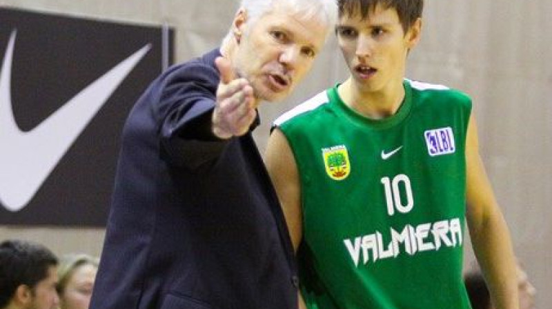 Līdz ar "Valmieras" uzvaru sēriju arvien drošāku sniegumu rāda arī 18 gadus vecais saspēles vadītājs Vents Veinbergs 
Foto: Jānis Priedītis