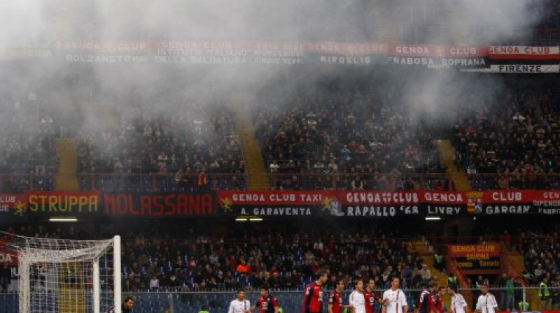 Asaru gāzes nonākšana Luidži Ferrari stadionā jūtami ietekmēja gan fanus, gan futbolistus
Foto: AP Photo/Scanpix