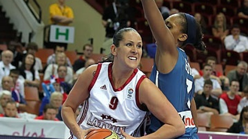 Liene Jansone cīņā ar Sandrini Grudu
Foto: Ciamillo-Castoria, www.fibaeurope.com