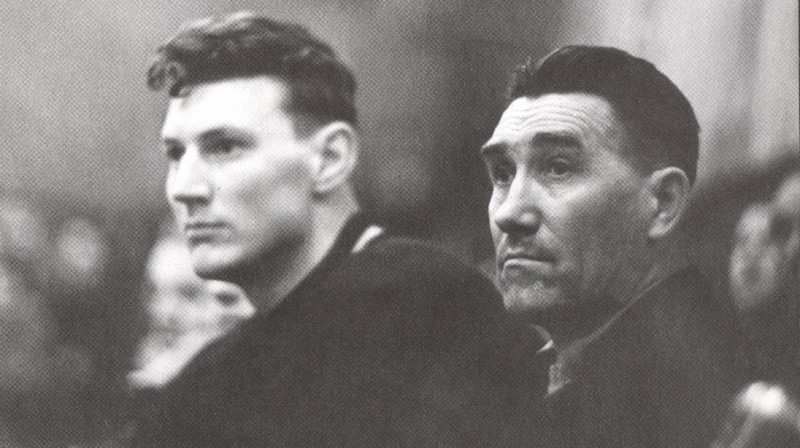 Alfrēds Krauklis (pa labi) kopā ar savu audzēkni, Eiropas čempionu Visvaldi Eglīti.

Foto: basket.lv