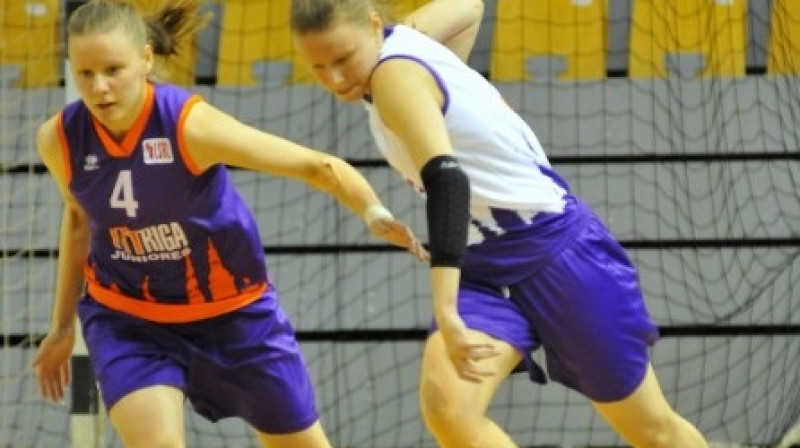 Kate Aizsila un Ance Aizsila. Septītā decembra spēlē starp "TTT juniorēm" un "TTT Rīga" katra spēlētāja guva 15 punktus
Foto: Romualds Vambuts, Sportacentrs.com