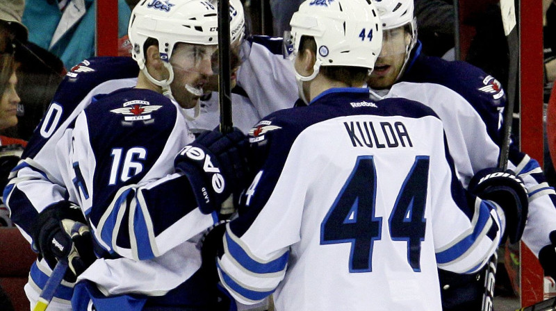 Artūrs Kulda ar Vinipegas "Jets" kolēģiem 
Foto: AP/Scanpix