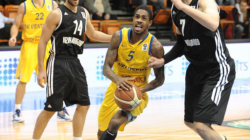Uz grozu dodas Džamars Jangs.
Foto: bkventspils.lv