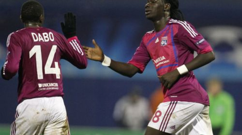 Bafetimbī Gomiss (no labās) tiek sveikts ar vārtu guvumu
Foto: AP/Scanpix