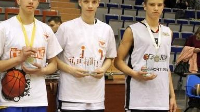 U16 izlases dalībnieki Ričards Melderis, Rauls Avenītis un Ervīns Mežnieks.
Foto: Mārtiņš Sīlis