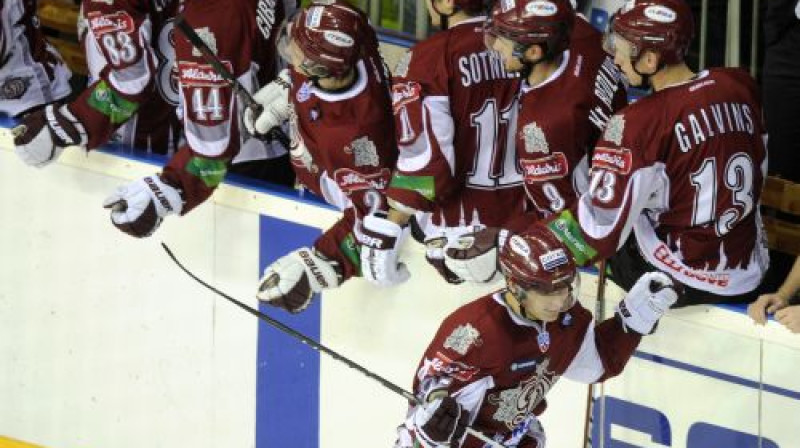 Juris Upītis saņem partneru apsveikumus
Foto: Romāns Kokšarovs, Sporta Avīze, f64