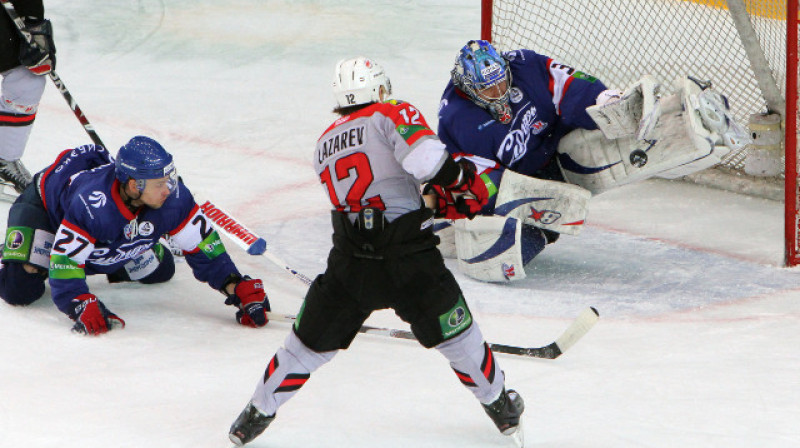 Antons Lazarevs met,Bernds Bruklers atsit.
Foto:khl.ru