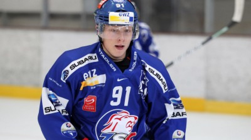Ronalds Ķēniņš Cīrihē ne tikai spēlē hokeju, bet stāsta arī par dzīvi Latvijā. 
Foto: mediasports.ch