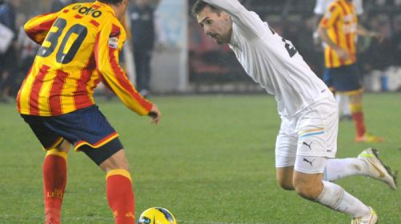 Miroslavs Kloze (pa labi) "Lazio" cīņā ar "Leece" aizsargu Oddo.
Foto: AP Photo/Scanpix