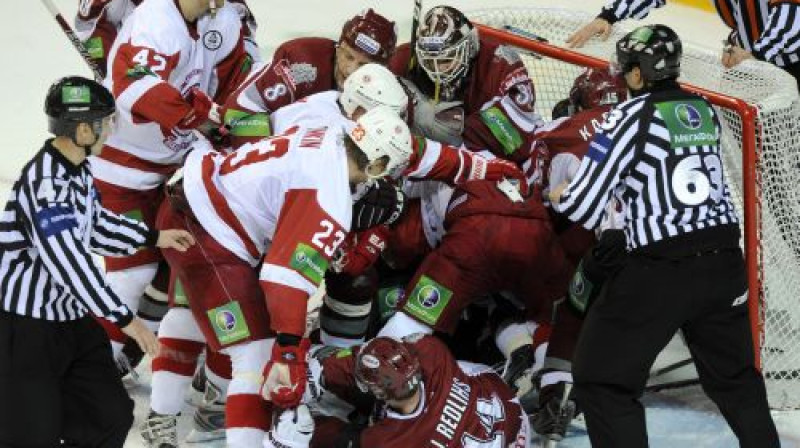 Arī otrajā duelī starp "Dinamo" un "Vityaz" neiztika bez masveida nekārtībām
Foto: Romāns Kokšarovs, Sporta Avīze, f64