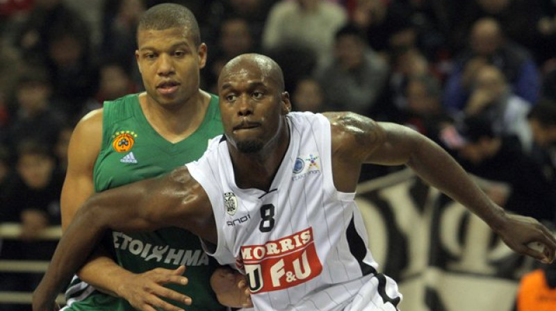 Viens no PAOK līderiem Markuss Gorijs (pa labi) pret "Panathinaikos" spēku zem groziem Maiku Batisti
Foto: paokbc.gr