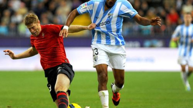 Serhio Fernandess ("Osasuna") cīņā ar Salomonu Randonu ("Malaga")
Foto: AFP/Scanpix
