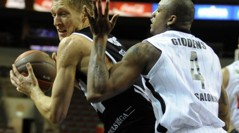 Kaspars Bērziņš cīņā pret vienu no PAOK līderiem Dž.R. Gidensu
Foto: Romāns Kokšarovs, Sporta Avīze, f64