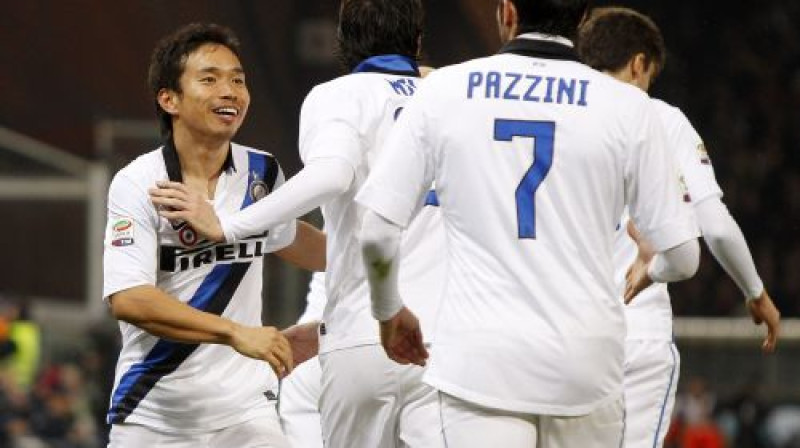 ''Inter'' uzvaras vārtu autors Juto Nagatomo (pa kreisi)
Foto: AP/Scanpix