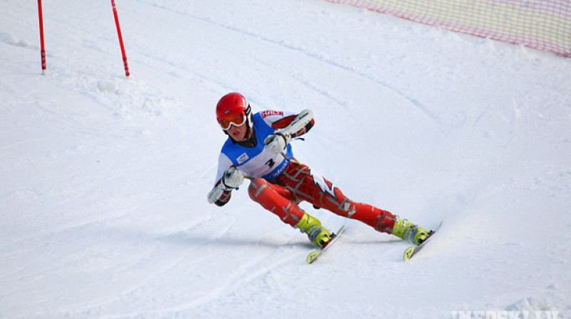 Miks Zvejnieks traucas pretī uzvarai milzu slalomā elites grupā Latvijas kausā Kordes trasē. Foto: Infoski.lv