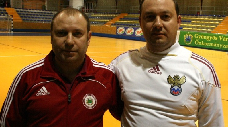 Artūrs Šketovs ar Krievijas kolēģi Sergeju Skoroviču
Foto: LFF