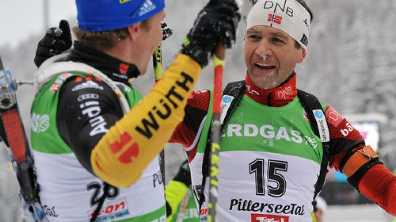 Ūle Einārs Bjerndālens apsveic Andreasu Birnbaheru
Foto: AP/Scanpix